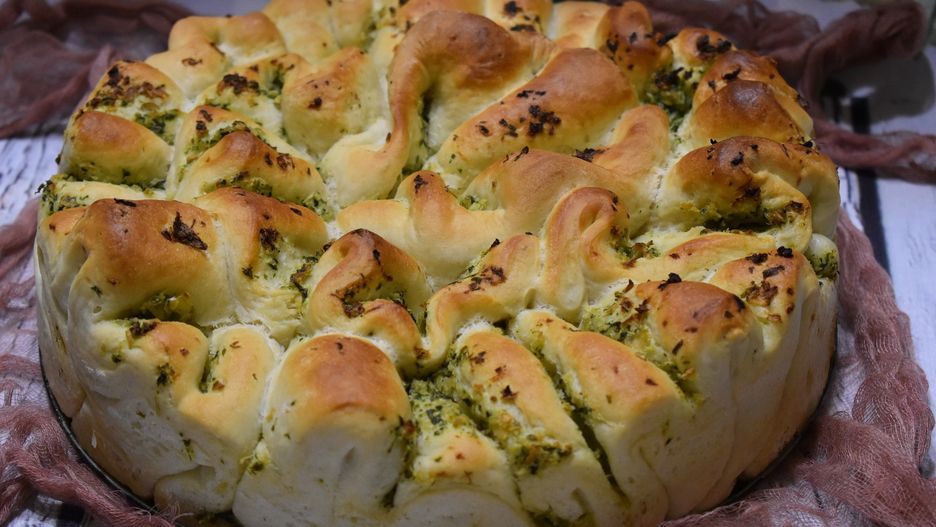 Aromatyczny i puszysty chlebek ziołowy. Hit każdej domówki