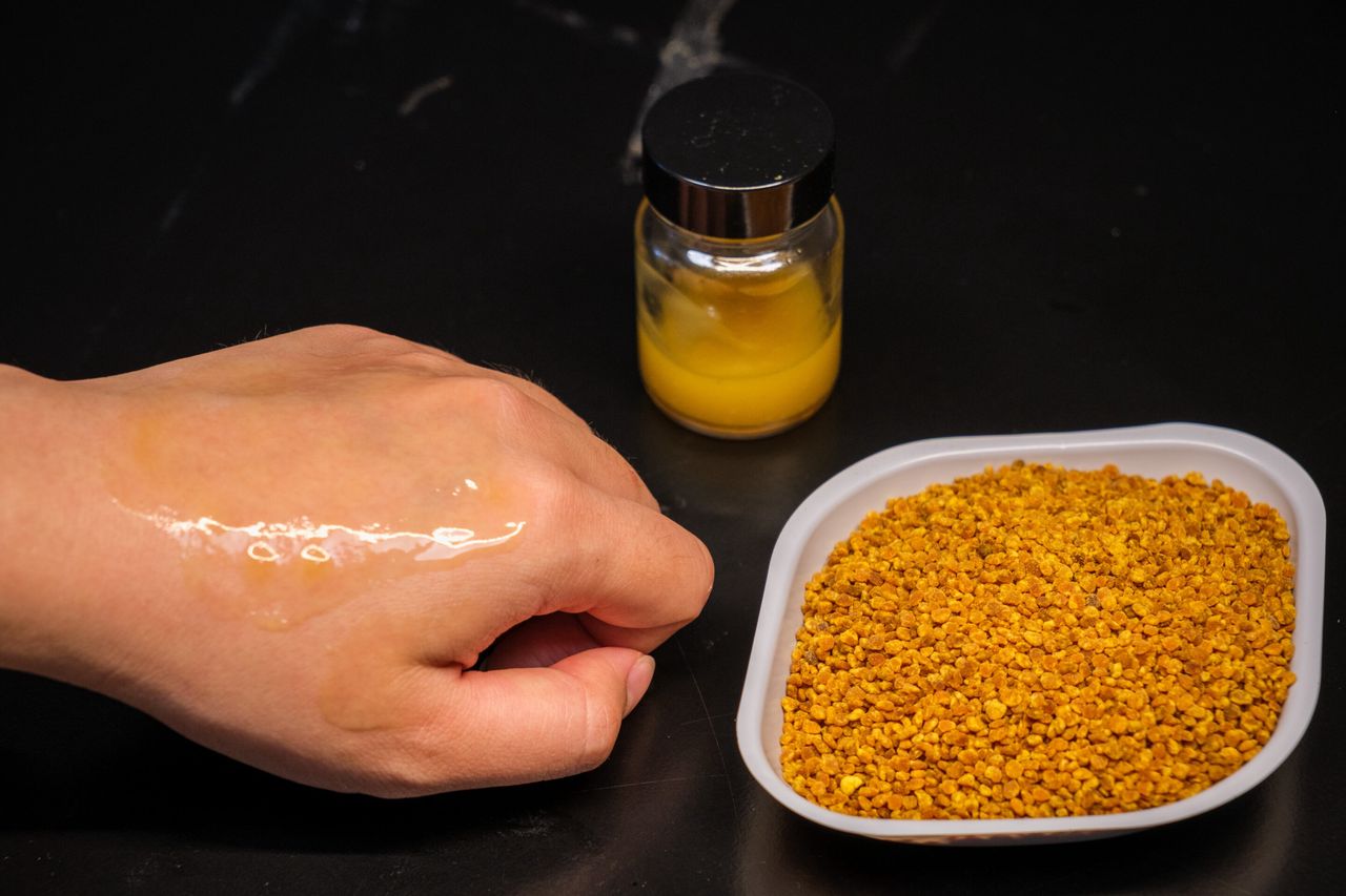 Filtr z pyłku kwiatowego. Chroni skórę i koralowce