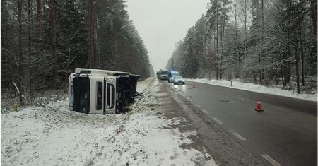 Ciężarówka wpadła do rowu. Kierowca miał prawie 3 promile