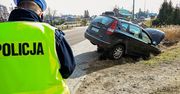 Pijany kierowca uderzył w bariery. Uciekający pasażer wyrzucił mefedron i wiatrówkę