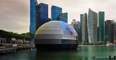 Apple i pływający sklep w Singapurze. Największą atrakcją nie jest jednak wnętrze
