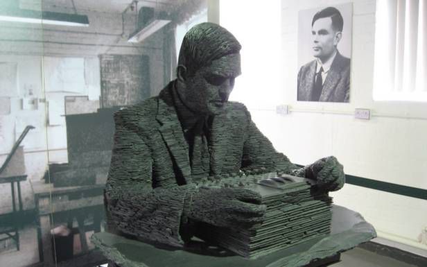 Pomnik Alana Turinga w Bletchley Park (Fot. Wikimedia Commons)