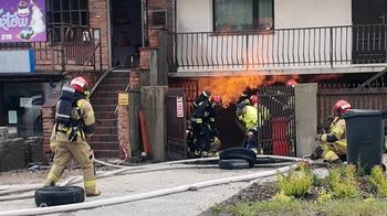 Przewiercona rura gazowa przyczyną interwencji strażaków. Jedna osoba trafiła pod opiekę medyków