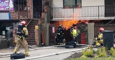 Przewiercona rura gazowa przyczyną interwencji strażaków. Jedna osoba trafiła pod opiekę medyków