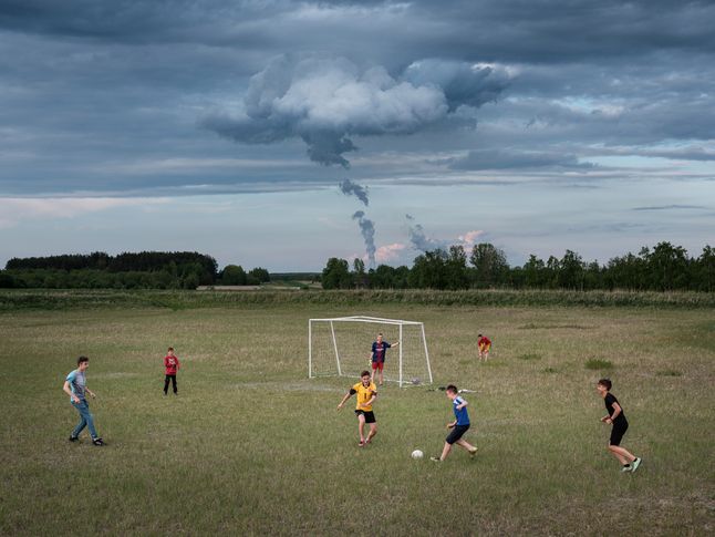 Mieszkańcy Woli Wydrzynej podczas meczu piłkarskiego na boisku w miejscu wyschniętego jeziorka, niedaleko kopalni odkrywkowej węgla brunatnego, 11 maja 2019