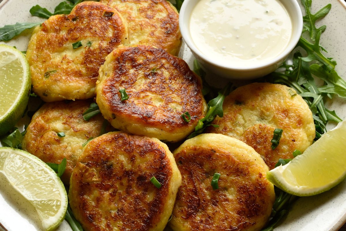 Kotlety jajeczne z brokułami i sosem czosnkowym