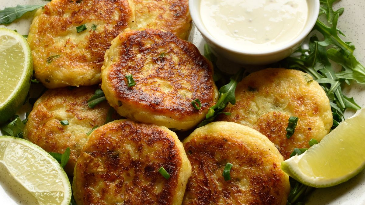 Kotlety jajeczne z brokułami i sosem czosnkowym