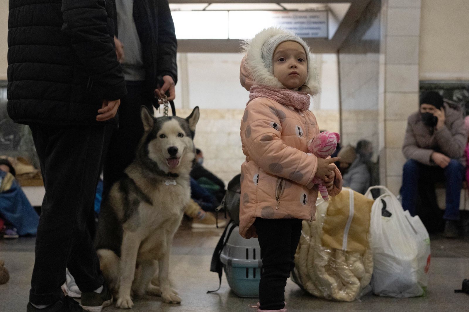 Wojna na Ukrainie. Ogromny sukces sił Kijowa. Odbili Charków. Na zdjęciu:  mieszkańcy Kijowa na jednej ze stacji metra, wykorzystywanej jako schron 