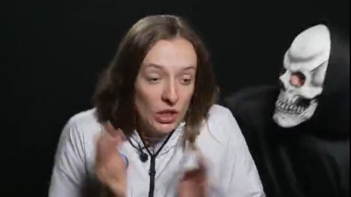 Na zdjęciu: Iga Świątek, a za jej plecami Ons Jabeur