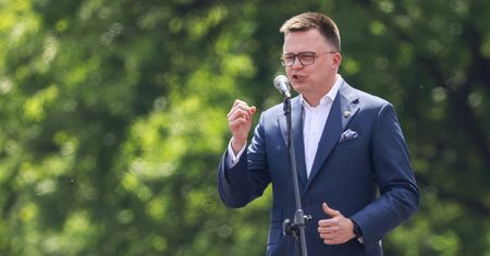Hołownia opublikował emocjonalny wpis. Uderzył w obu kandydatów