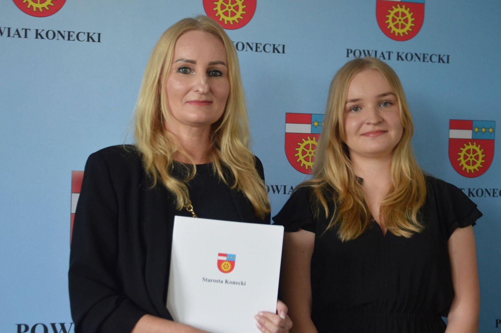 Nagrodzeni uczniowie szkół ponadpodstawowych w Starostwie Powiatowym. Na zdjęciu Pola Musiał z najwyższą średnią ocen. Towarzyszy jej mama Aldona