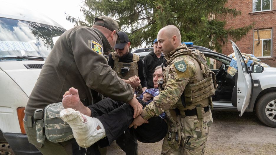 Ewakuacja ludności cywilnej z obszarów działań wojennych w pobliżu miasta Wołczańsk w obwodzie charkowskim,