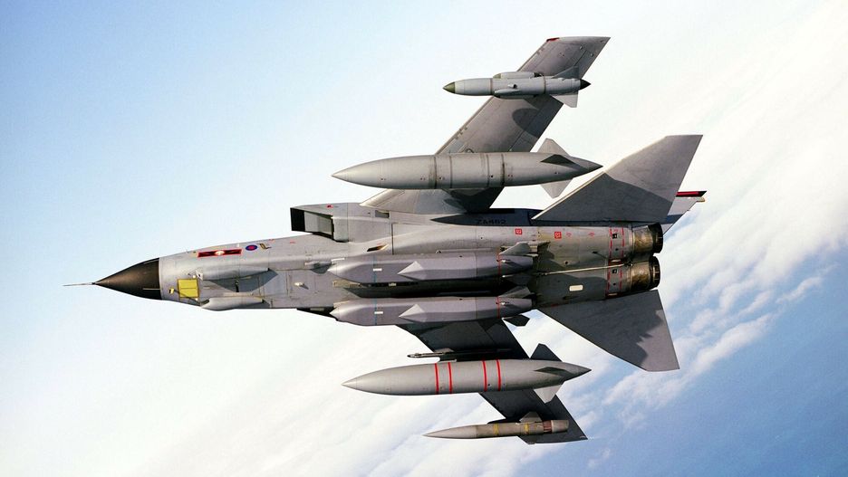 ONZ bombarduje Kaddafiego
Storm Shadow is a conventionally armed stand off air-to-ground long-range missile selected by 5 nations to equip Tornado GR4, Eurofighter Typhoon, Mirage 2000, Mirage 2000-5 Mk II and Rafale.  It enable long range precision attacks against heavily defended, hardened and high value fixed targets in Day/ night, adverse weather. It has a large launch envelope and a fire and forget capability, also high survivability due to the missile's low level terrain following flight and its stealth and autonomous navigation. Range: in excess of 250 km.