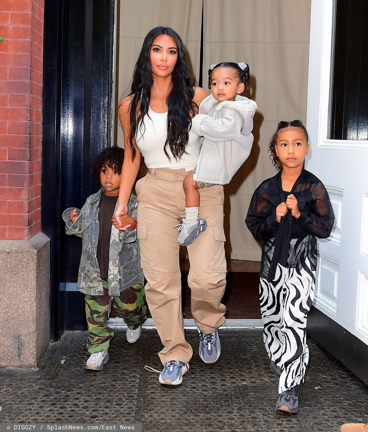Kim Kardashian z dziećmi na mszy