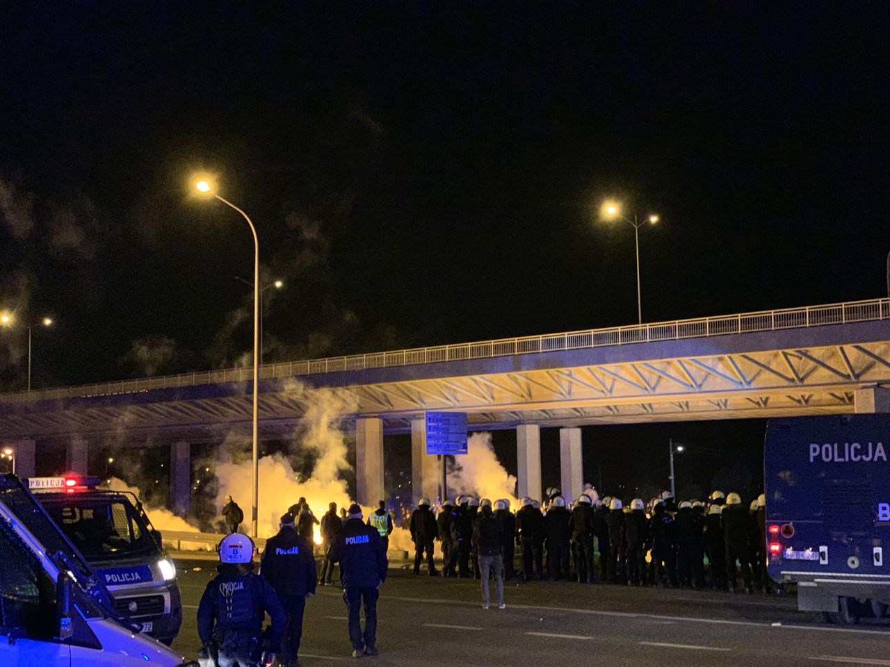 Wrocław. Gorąco pod stadionem. Policja komentuje zdarzenie z kibicami