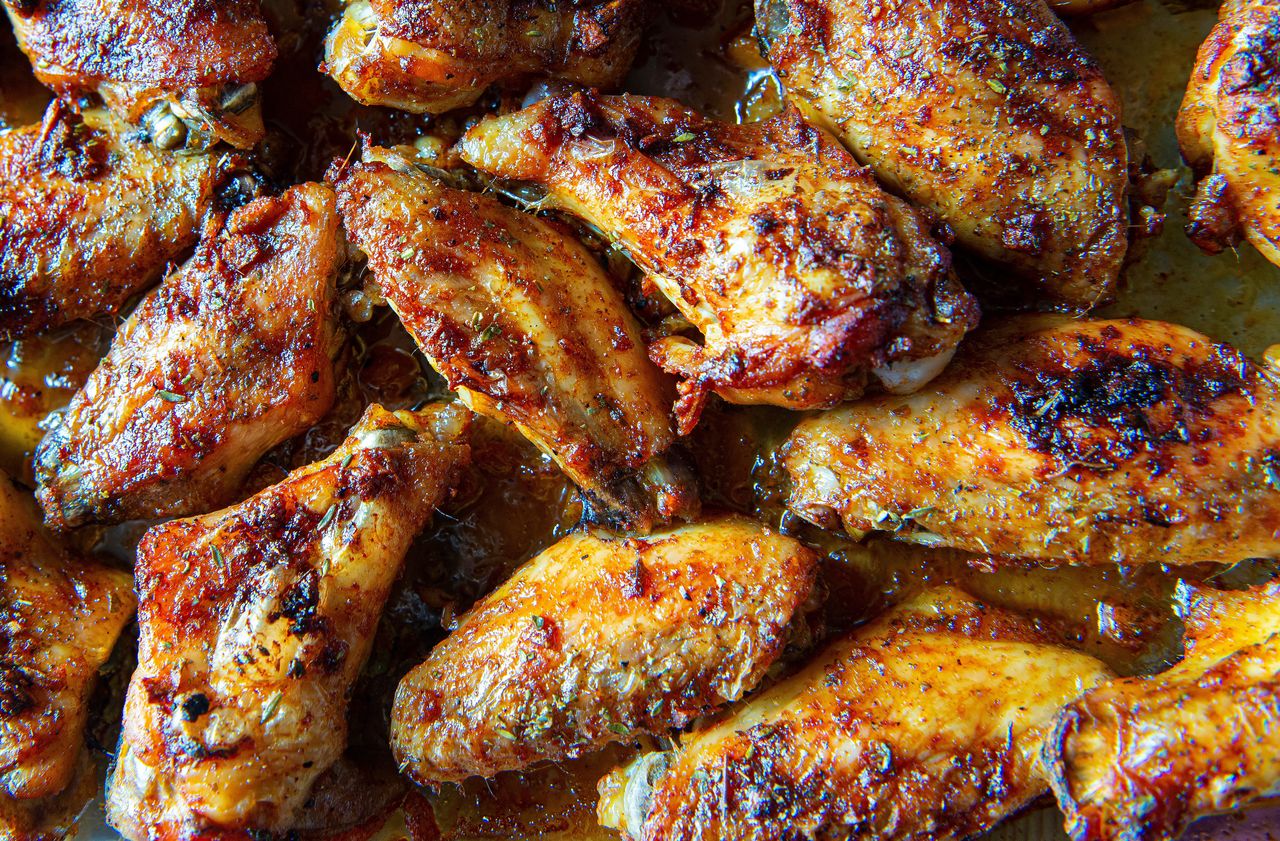 Wiele osób zajada się tymi kawałkami mięsa. Mało kto zastanawia się, jak wpływają na organizm