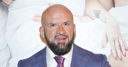 Internauci krytykują stylizację 13-letniej córki Tomasza Oświecińskiego na egzamin ósmoklasisty: "Wygląda jak TWOJA ŻONA"