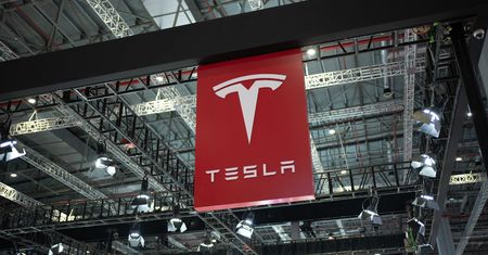 Koniec zabawy z kablami. Tesla pokazała automatyczny system ładowania