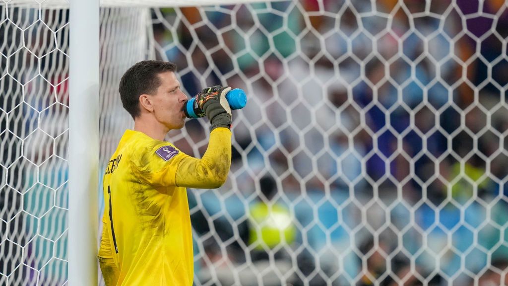 Poland v Argentina: Group C - FIFA World Cup Qatar 2022DOHA, QATAR - NOVEMBER 30: goalkeeper Wojciech Szczesny of Poland drinks during the FIFA World Cup Qatar 2022 Group C match between Poland and Argentina at Stadium 974 on November 30, 2022 in Doha, Qatar. (Photo by Manuel Reino Berengui/DeFodi Images via Getty Images)DeFodi Imagesherren, fussball, katar, qat, spo, soc, wcs, drinks, weltmeisterschaft, world cup, wm, qatar 2022, wm 2022, katar 2022