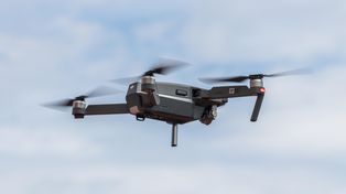 Płock: Nielegalny lot dronem nad rafinerią. Policja zatrzymała nastolatka