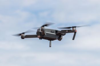 Płock: Nielegalny lot dronem nad rafinerią. Policja zatrzymała nastolatka