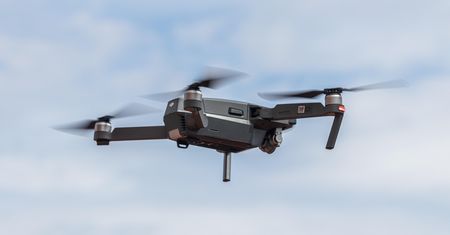 Nielegalny lot dronem nad rafinerią. Policja zatrzymała nastolatka