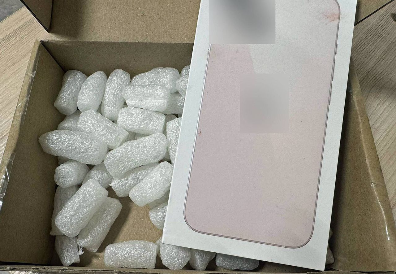 Kupiła dziecku telefon. Zawartość paczki zaskoczyła kobietę