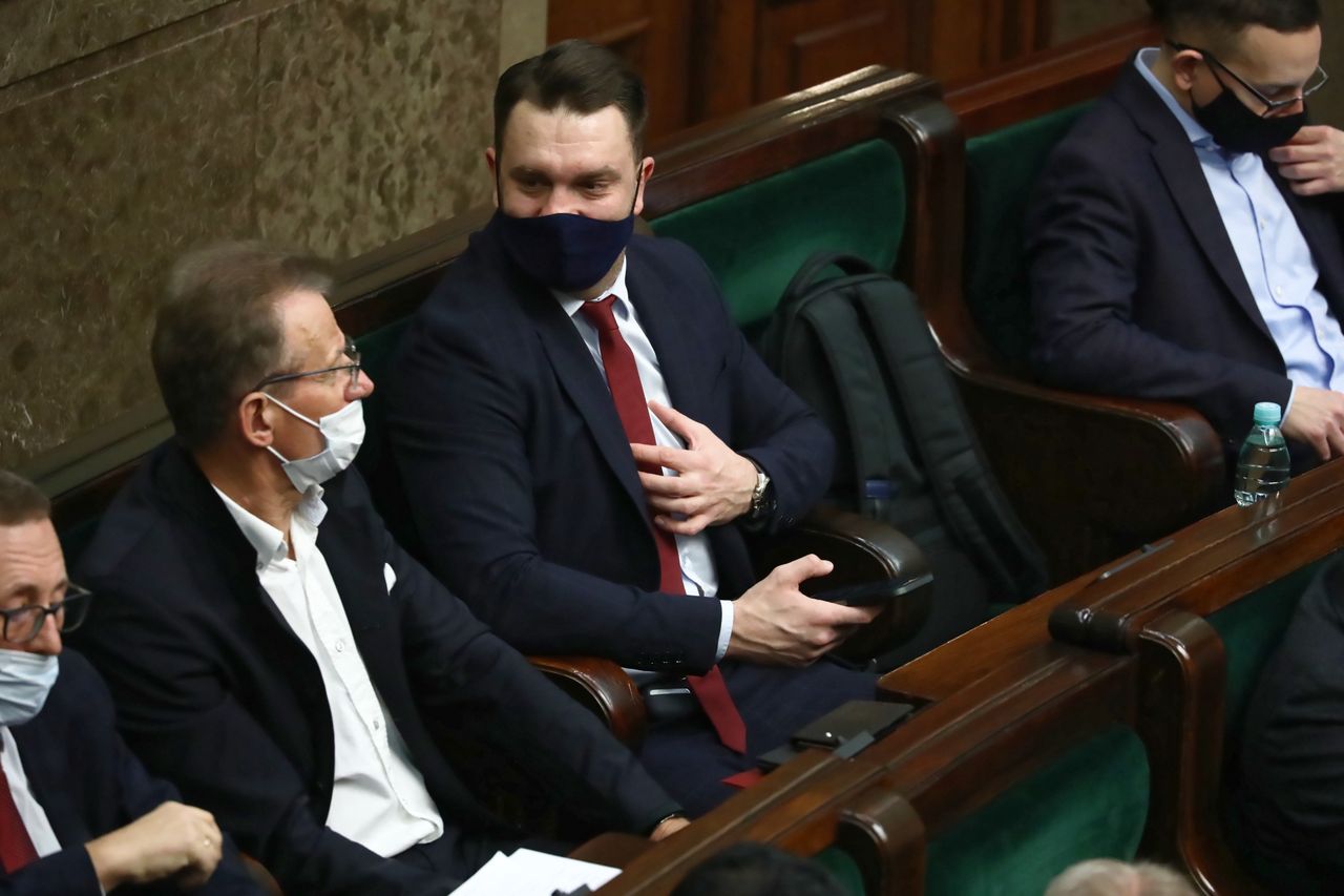 Wiceminister sportu Łukasz Mejza na sali obrad w Sejmie 