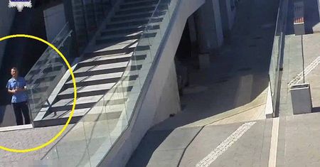 Zauważył uchyloną szybę w samochodzie. Ukradł laptopa, dokumenty i portfel (wideo)