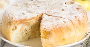 Przepis na ciasto budyniowe z jabłkami. Wychodzi wilgotne i mięciutkie jak gąbeczka