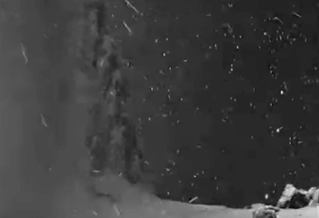 Sonda zarejestrowała "kosmiczny śnieg" na komecie. Zobacz wideo