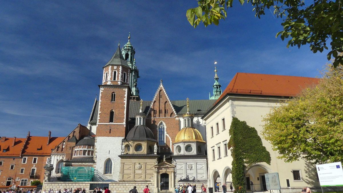 Niezwykłe odkrycia w Krakowie: Krypty karmelitów i średniowieczn