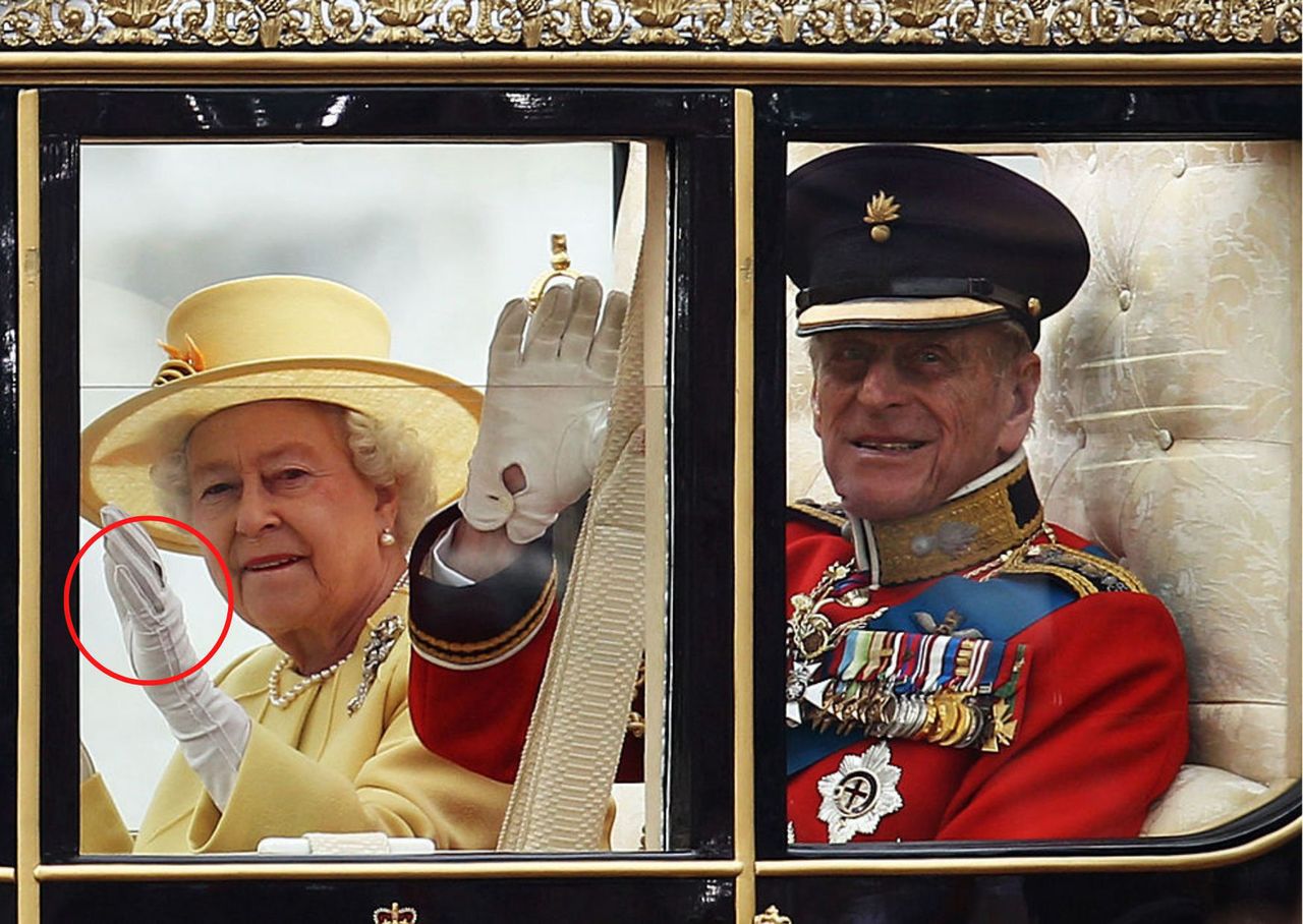 Królowa Elżbieta II pojawiła się publicznie z dziurawą częścią garderoby