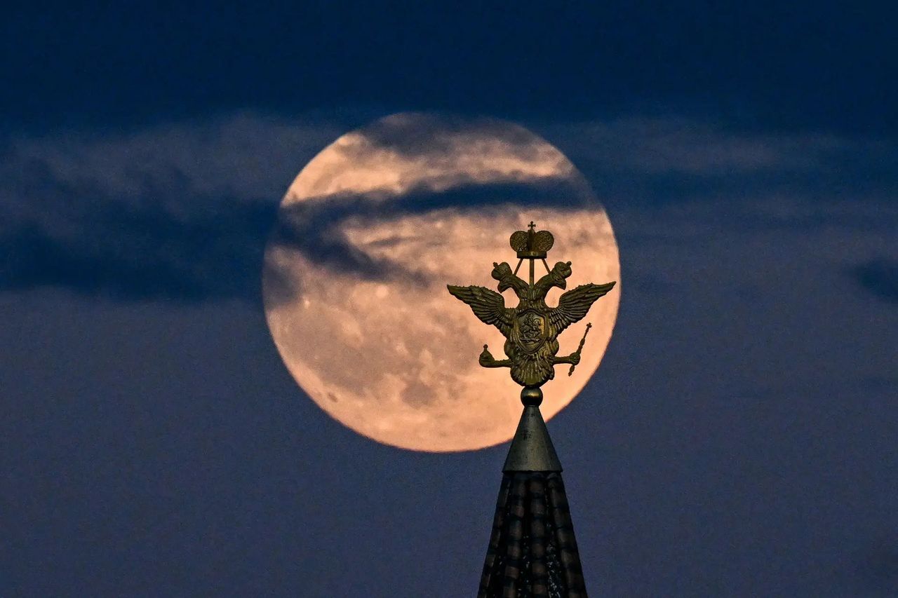 Kiatowy Księżyc widziany z Placu Czerwonego w Moskwie