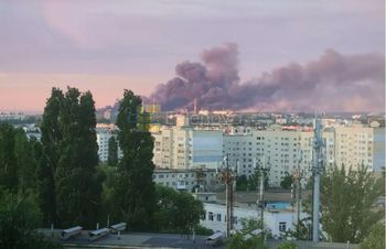 Rafineria w Saratowie w ogniu. Drony uderzyły też w przepompownie ropy