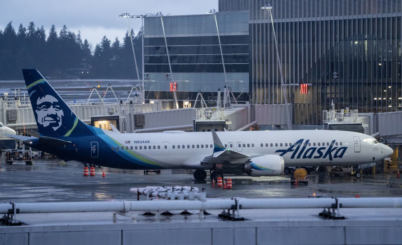 The Boeing 737 MAX 9 belonging to Alaska Airlines experienced a serious malfunction. The FAA has suspended the launch of these machines for fear of air traffic safety.