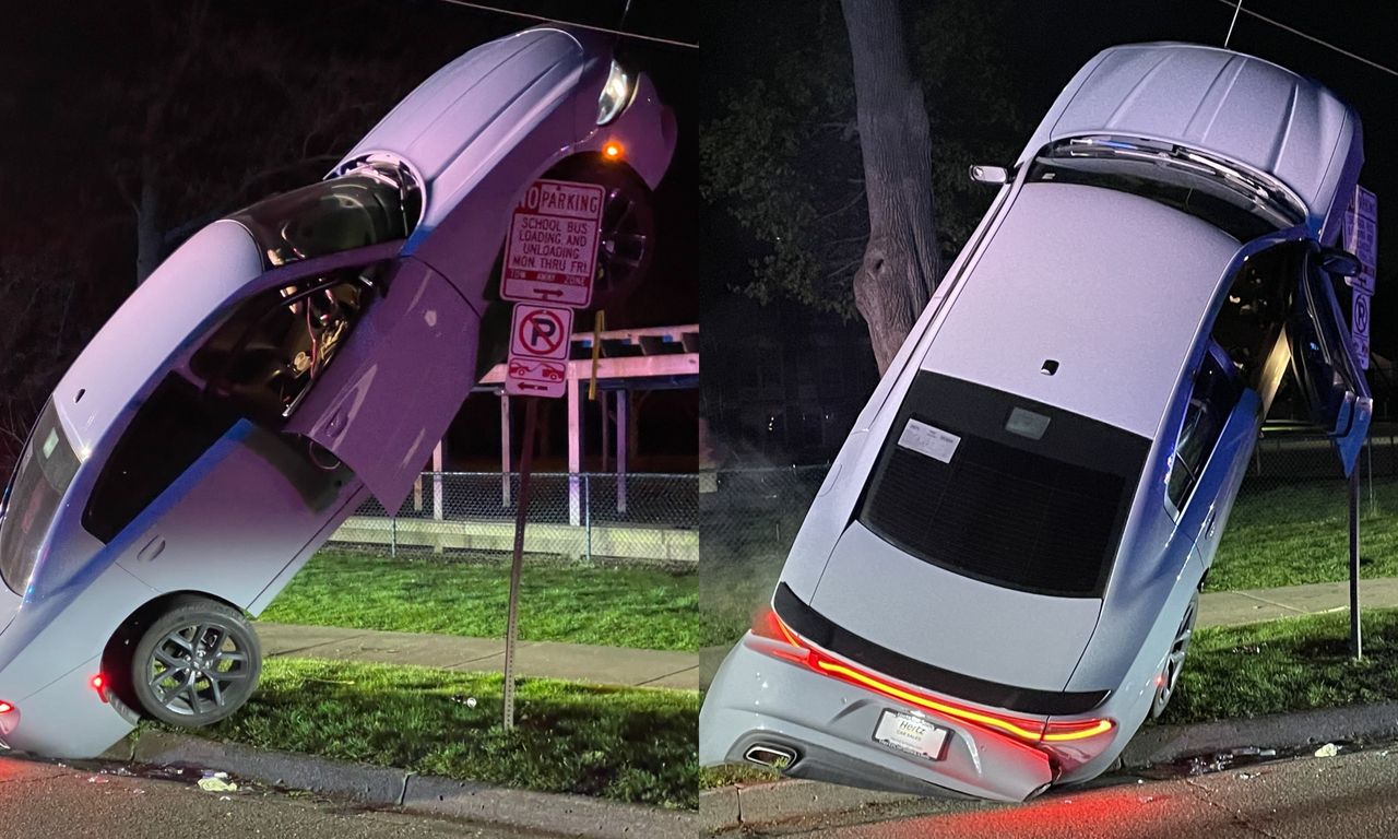 Dodge Charger zawisł na znaku "nie parkować"