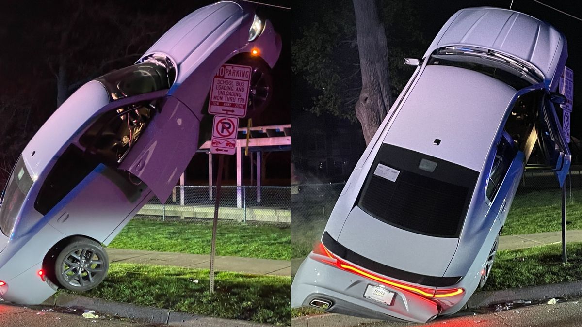Dodge Charger zawisł na znaku "nie parkować"