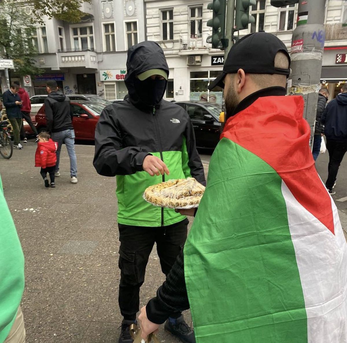 Sympatycy Hamasu rozdają słodycze w Berlinie / fot. Samidoun Deutschland