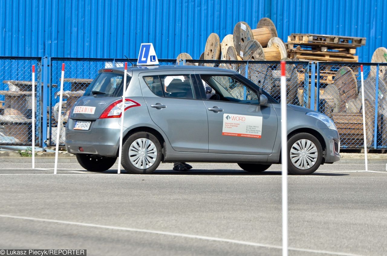 Coraz chętniej wybierane kursy na kat. B z automatem. Sprawdziliśmy cenę i ograniczenia