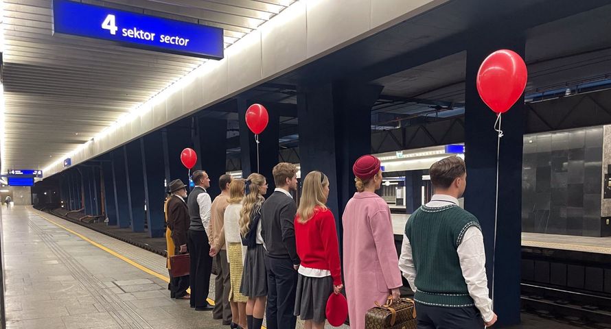 Czerwone balony w centrum Warszawy. Tak HBO Max promuje nowy serial