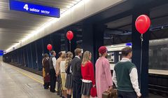 Czerwone balony w centrum Warszawy. Tak HBO Max promuje nowy serial