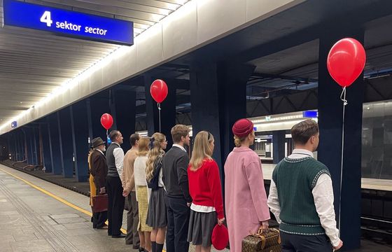 Czerwone balony w centrum Warszawy. Tak HBO Max promuje nowy serial