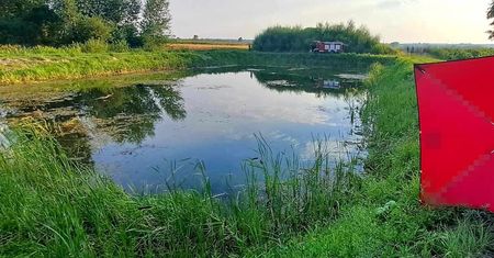Chcieli się schłodzić w upalny dzień. Mężczyzna utonął w stawie