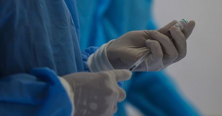 Szczepienia na COVID-19 w Hiszpanii. Pfizer zamiast AstryZeneki