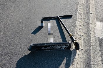 14-latek wjechał hulajnogą na pasy. Został potrącony