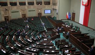 Nowy sondaż: PiS ucieka partii Tuska, fatalny wynik Hołowni