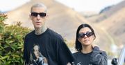 Mroczna Kourtney Kardashian odziana w obcisłe legginsy dumnie kroczy u boku punkowego Travisa Barkera (ZDJĘCIA)