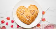 Tarta w kształcie serca z pysznym nadzieniem dosłownie rozpływa się w ustach. Idealna na walentynki
