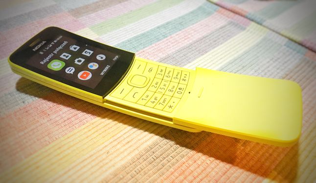 Nokia 8110 4G. Uroczy, acz niedopracowany.